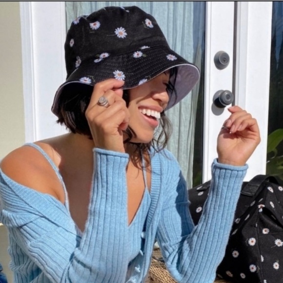 Alice + Olivia Reversible Bucket Hat Daisy & White - Picture 2 of 10